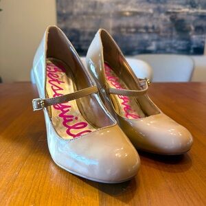 Betsey Johnson Betseyville Beige Nude Cream Patent Maryjane Pumps Heels size 8